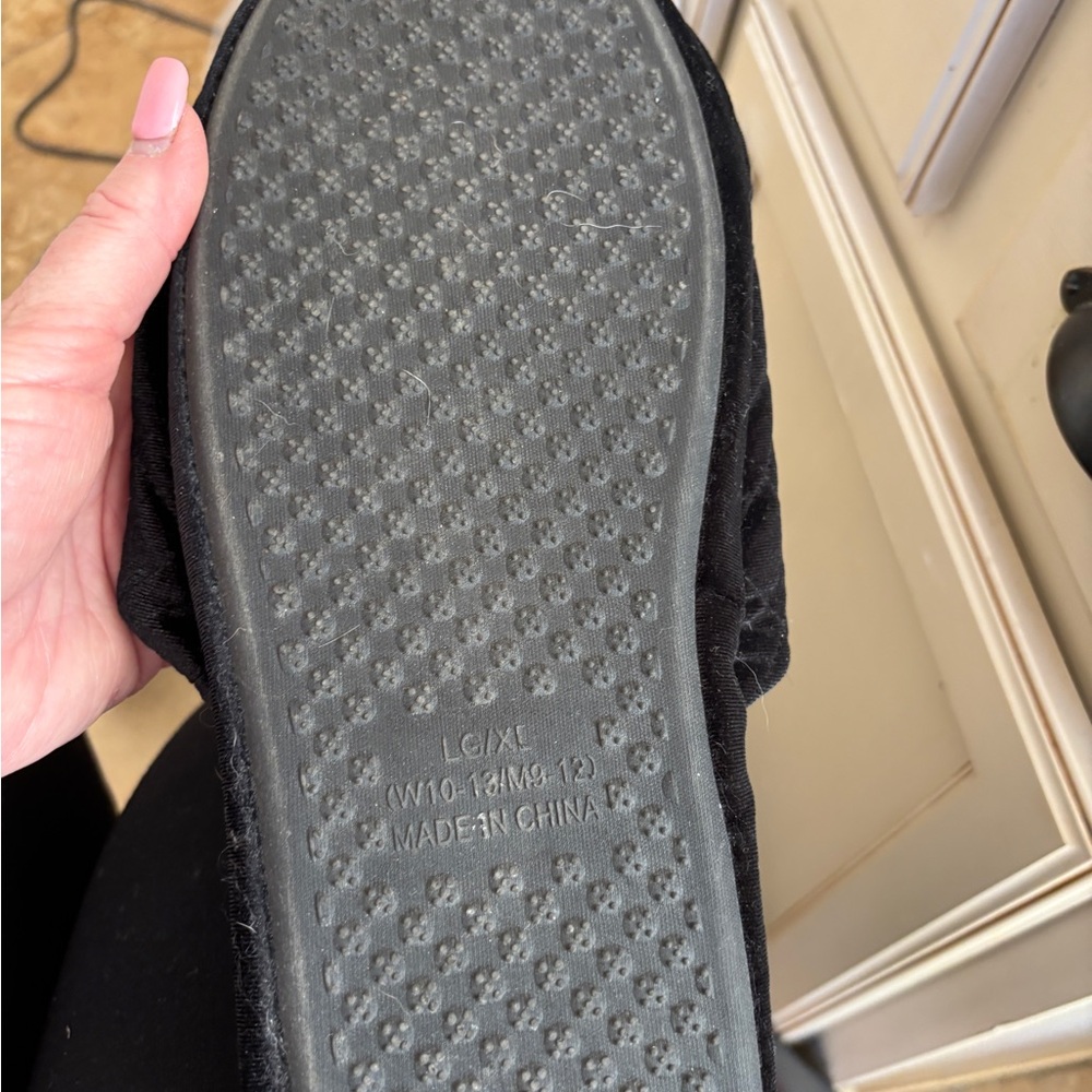 Harry Potter Black Slippers w Hogwarts Logo Size Large/X-Large 10-12 - Picture 4 of 7